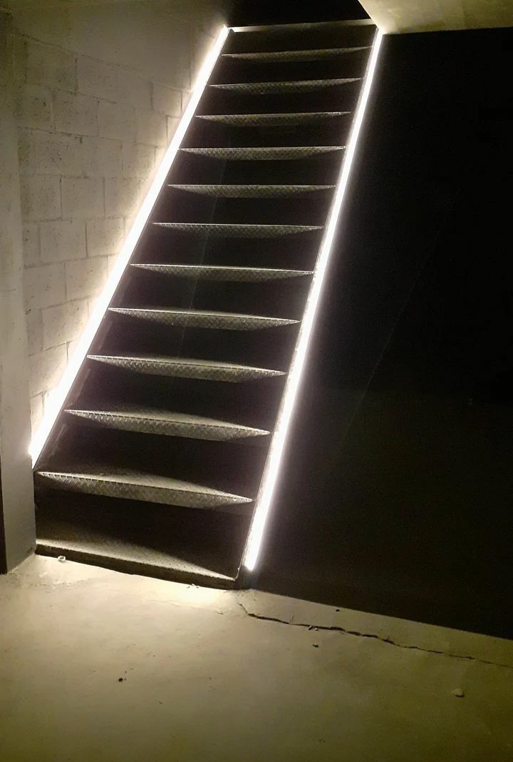 Iluminação em LED para escada — Fita LED / Automação | FW Elétrica
