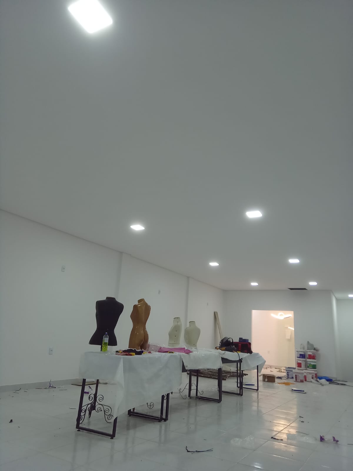 Spots embutidos em loja — Iluminação comercial | FW Elétrica